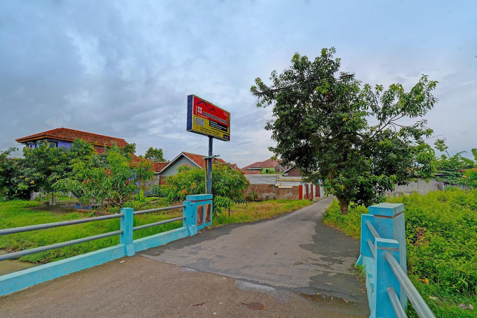 Oyo 91955 Pondokan Cempaka Cirebon Zewnętrze zdjęcie